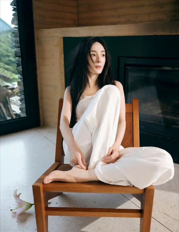 杨幂光脚拍摄艺术照